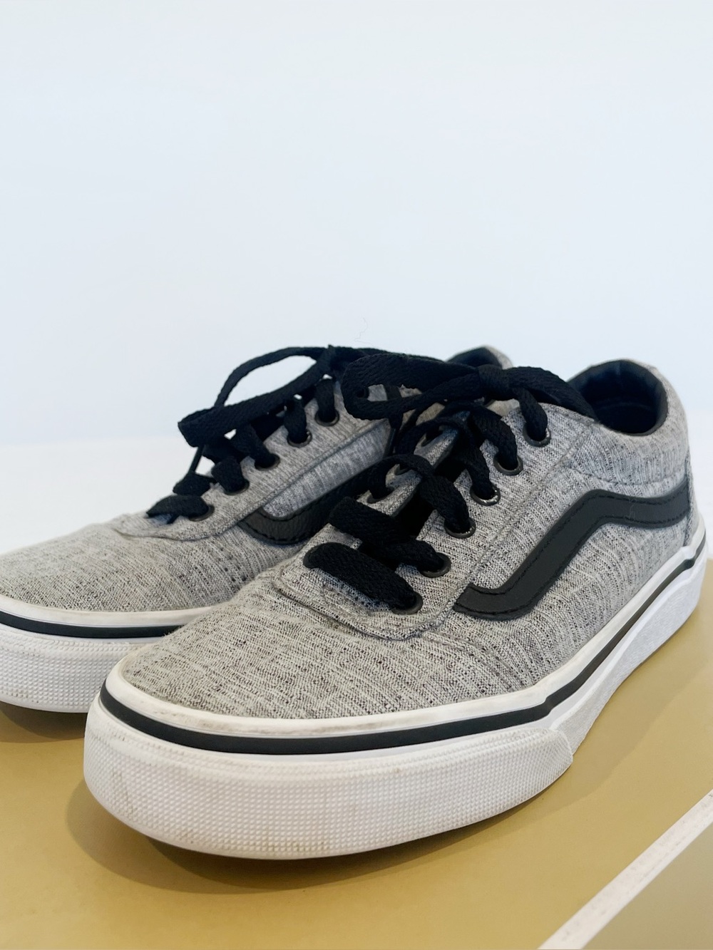 Kids Unisex VANS Casual Gray Skate Sneakers with Black Accent sz 1 Youth